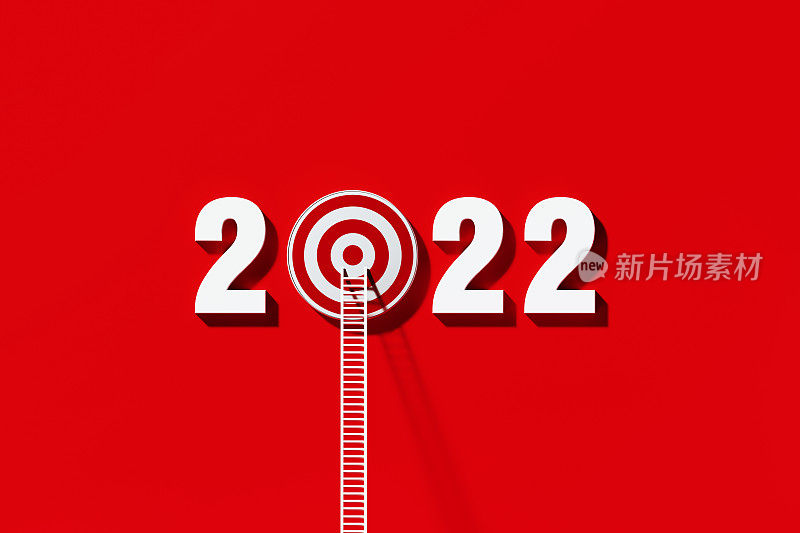 红墙上的2022年目标上的白色梯子