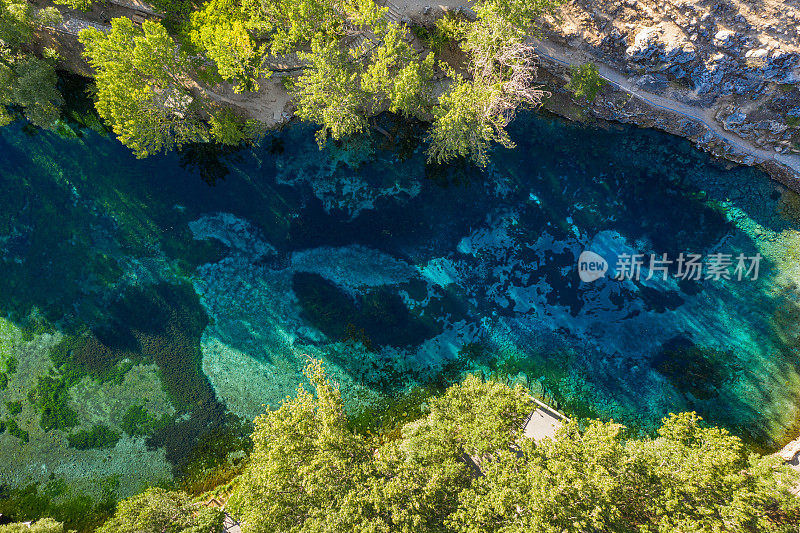 鸟瞰秋景与湖Gökpınar。