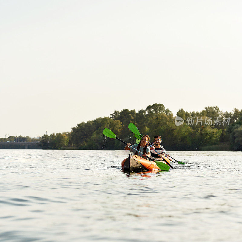 活泼好动的年轻人一起在河上划船，在户外度过周末