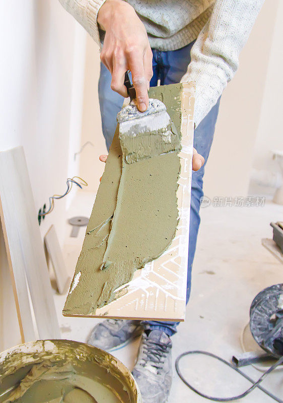 用一个办法修补房子里的瓷砖污迹。有选择性的重点。