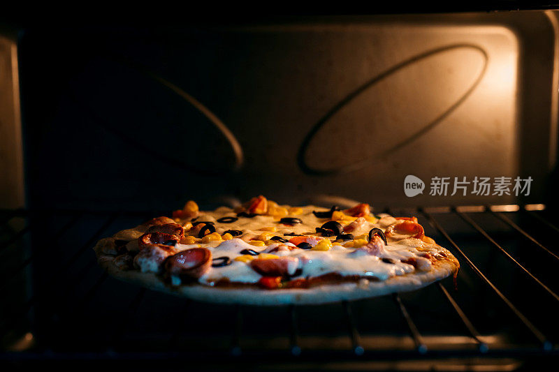 烤炉上的披萨