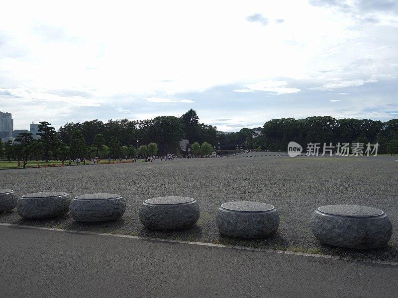 广场附近有碎石小道和圆形的石头路障