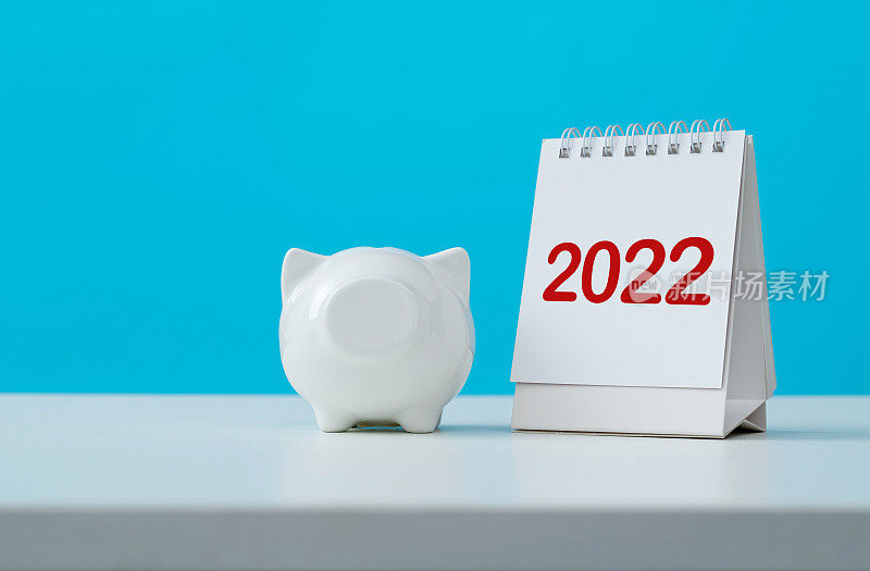 2022年的日历和桌上的存钱罐