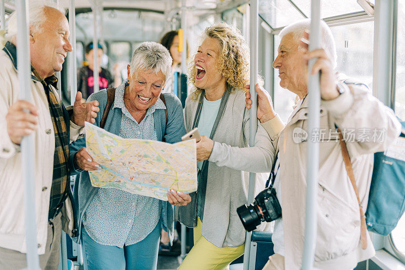 兴高采烈的老年游客用地图探索外国城市。