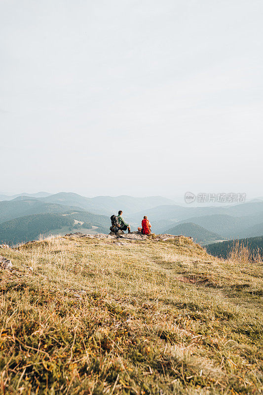 徒步旅行的朋友在山脊上放松的观点