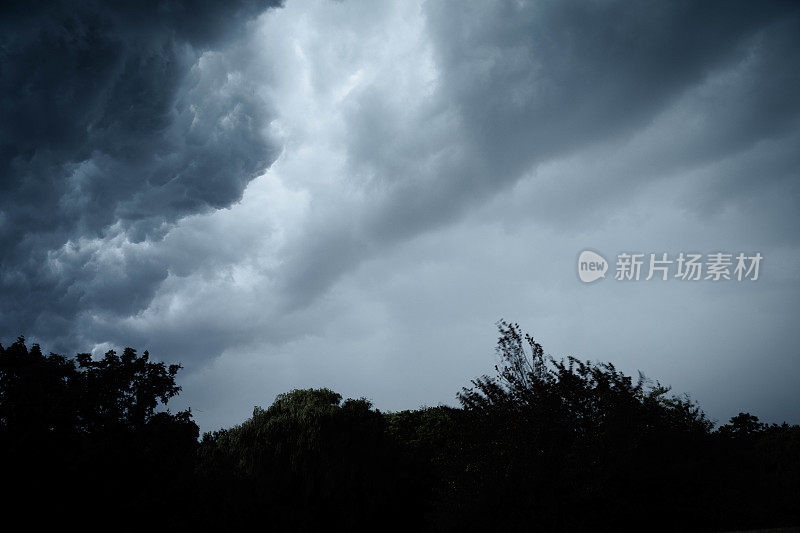 头顶上雨云的镜头;天气变化