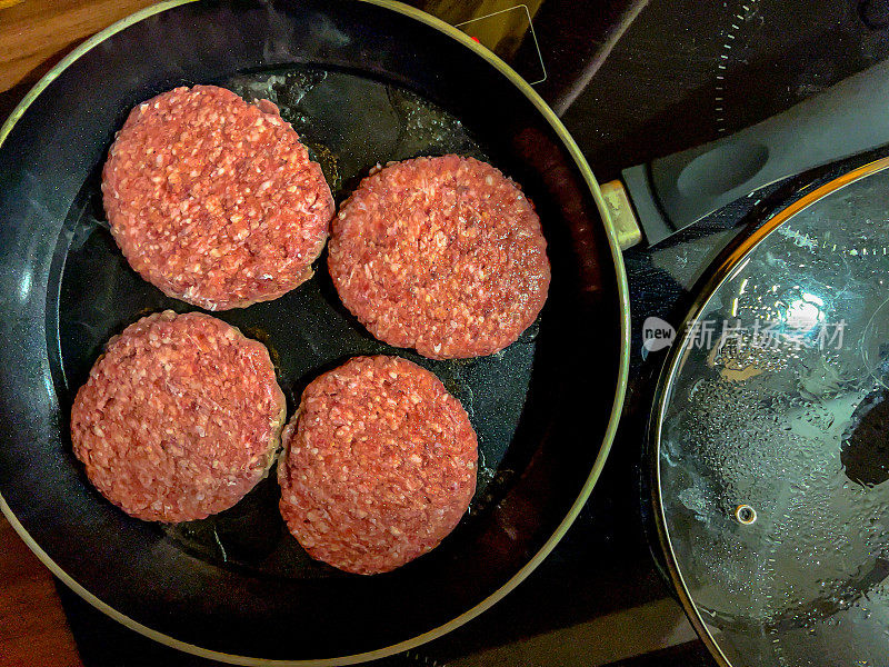 在平底锅里煎的汉堡肉。