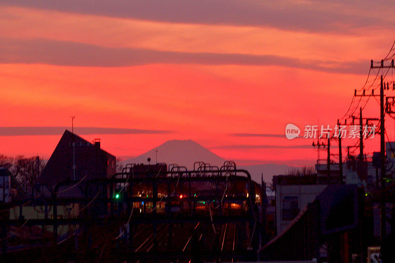 日落后的富士山:东京住宅区的景色