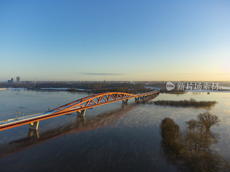 在一个寒冷的冬天的早晨，Zwolle附近的IJssel河上的Hanzeboog火车桥