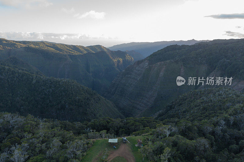 从空中俯瞰岛屿上的山脉