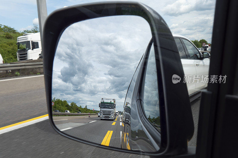 多云的一天，德国尼德恩豪森和威斯巴德纳·克鲁兹之间的A3高速公路上的交通和道路使用者
