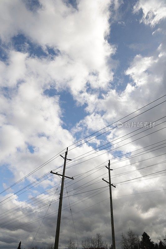 加拿大上空壮观的云景下的电线杆