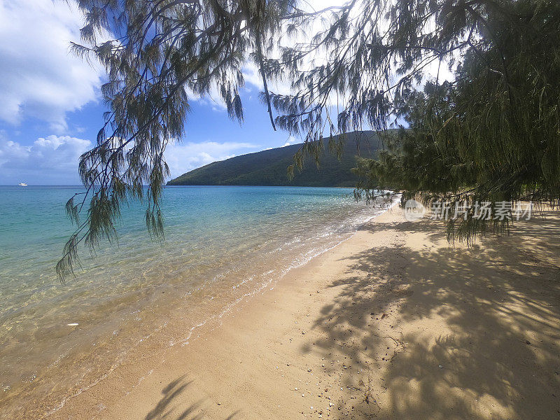 一个岛上的热带海滩