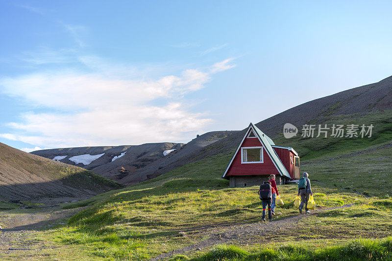 年老女性，游客在冰岛的高地露营Kerlingarfjoll