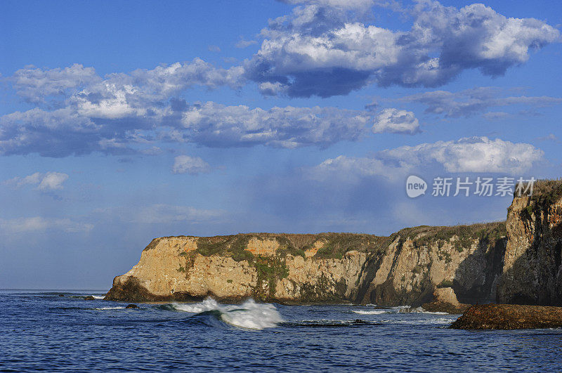 汹涌的海浪在加利福尼亚海岸的海滩上