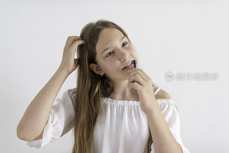 一个十几岁的女孩正在刷牙