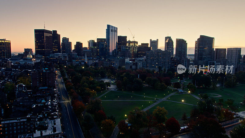 无人机在日出时从Common上空拍摄波士顿市中心