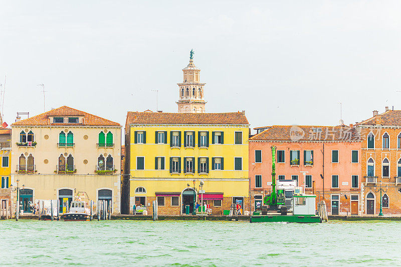 在威尼斯运河。夏季意大利之旅。欧洲国家。意大利的建筑。航行。温暖的阳光明媚的日子。旅游目的地。街
