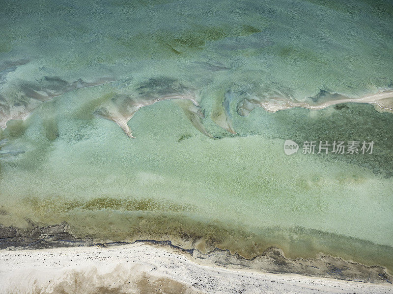 航拍鲨鱼湾的沙和水的图案