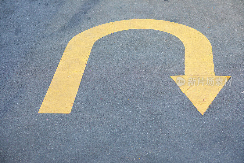 街道上的黄色掉头箭头标志