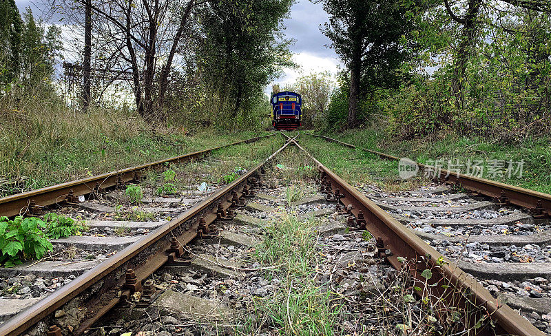 一条旧铁路，上面有一列火车。火车站的火车交叉通道。废弃的火车。