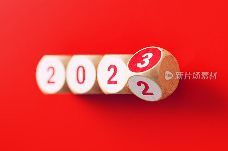 红色背景上2022年到2023年的红色骰子变化