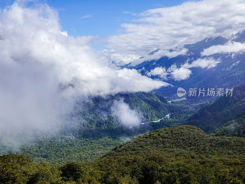 霍利福德河和下面的山谷，路特本轨道，峡湾国家公园，新西兰。