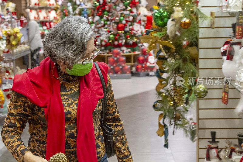 一个成熟的女人在市中心逛圣诞购物