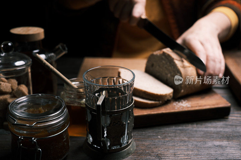 喝热茶配苹果果酱吐司