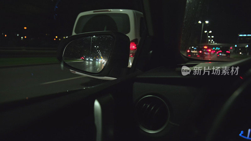 城市街道夜间汽车交通的侧镜反射