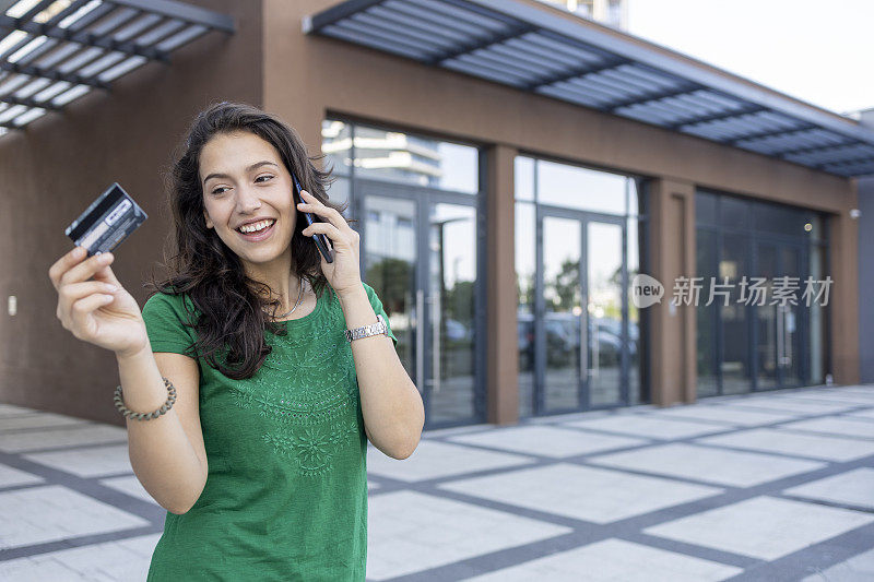 有信用卡的女人接到银行打来的电话