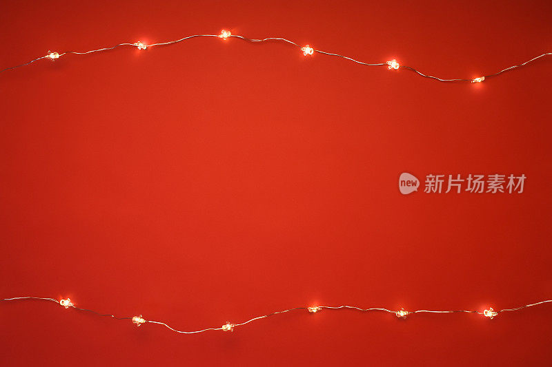 红色背景上的圣诞彩灯