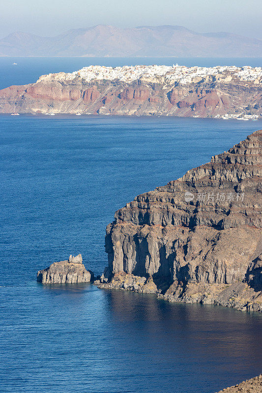 希腊南爱琴海群岛圣托里尼火山口上的伊亚岛