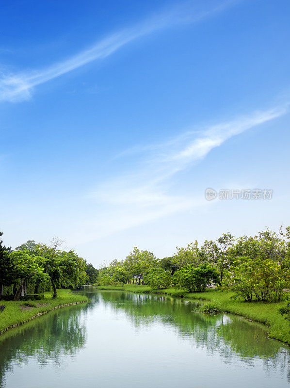 绿树成荫的河流，蔚蓝的天空