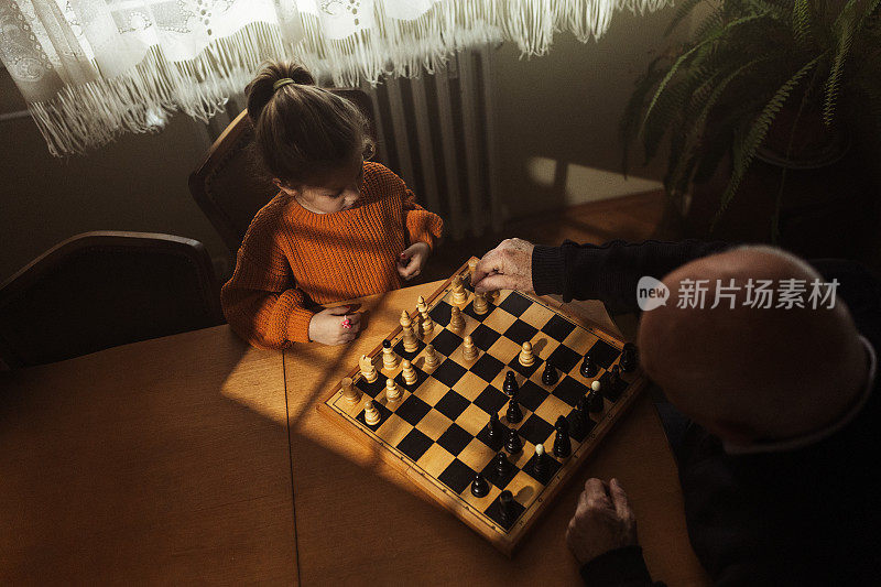 爷爷和孙女在下棋