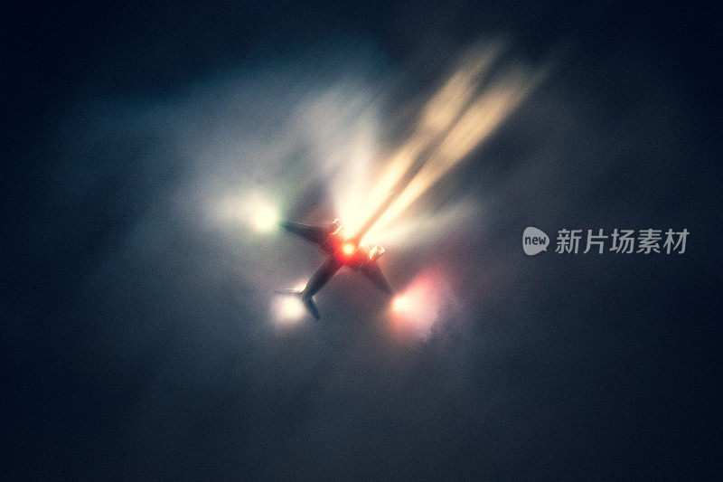 飞机夜间在雾中飞行