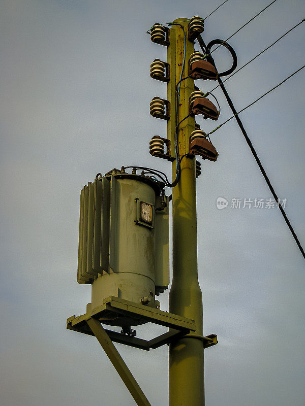 一个带变压器的旧电线杆。在德国只有少数地方可以看到架空电线。