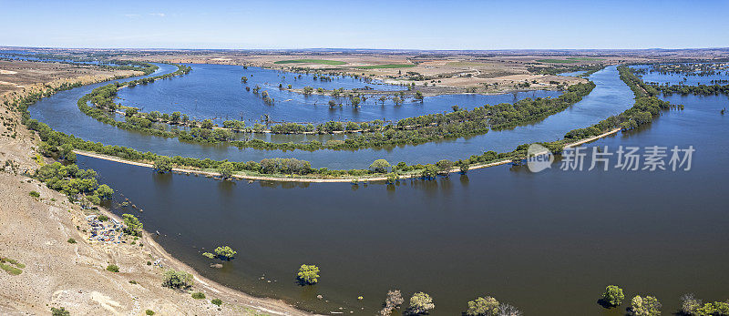 空中全景图，墨累河的大弯，淹没的泛滥平原两侧的决堤。