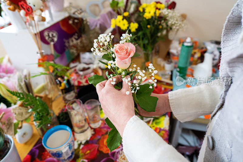 女子在花店制作花束