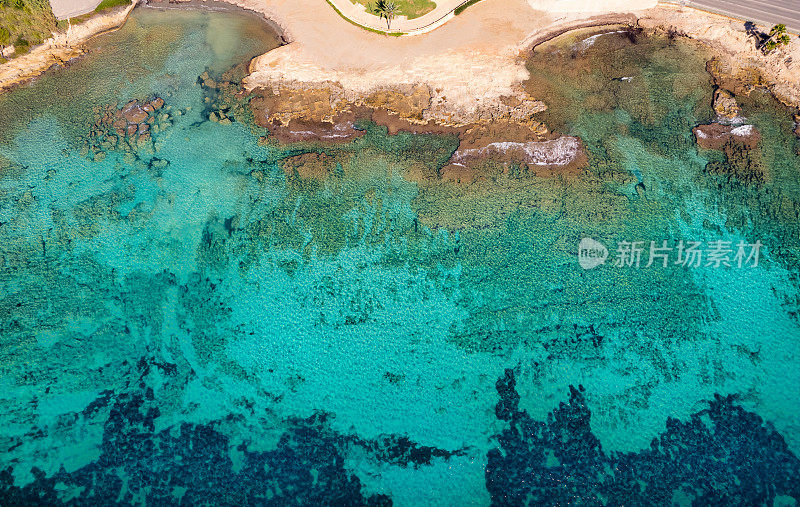 地中海岩石海岸鸟瞰图与绿松石水在科斯塔布兰卡的阿利坎特