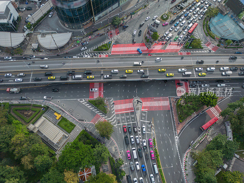 泰国曼谷市中心繁忙的十字路口的无人机拍摄