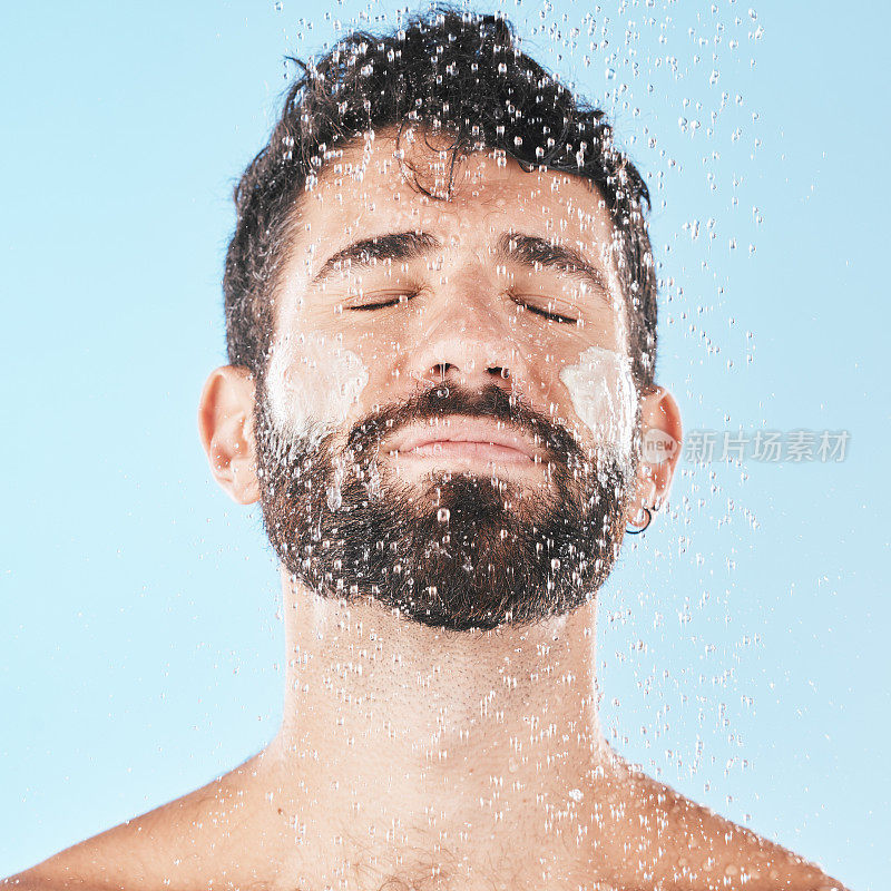 水，男人的脸和奶油在淋浴清洁卫生，美容和护肤对蓝色的工作室背景。清洁，模型与水滴和面部，自然治疗和美容护理