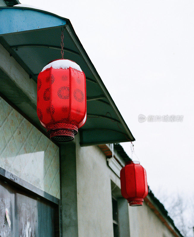 在中国新年，大门两侧挂着红灯笼。