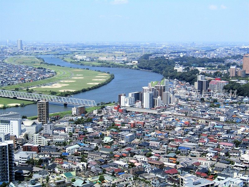 日本。8月。鸟瞰江户川河-东京和千叶县之间的边界。