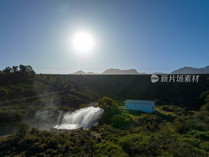 在西开普省，大量的水从大坝的水闸喷出来