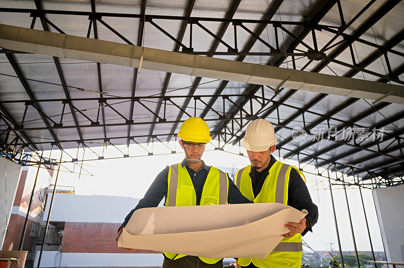 土木工程师和建筑监理在施工现场检查建筑物的内部结构。建筑工程师或建筑师和工头检查建筑物内部的结构。
