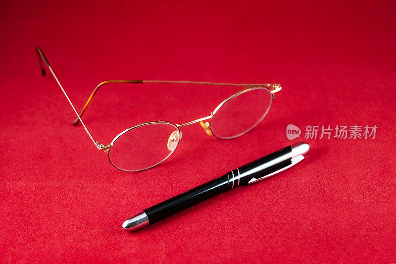 新闻记者的必备装备:眼镜和一支时髦的钢笔