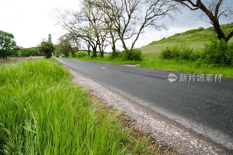 空无一人的道路