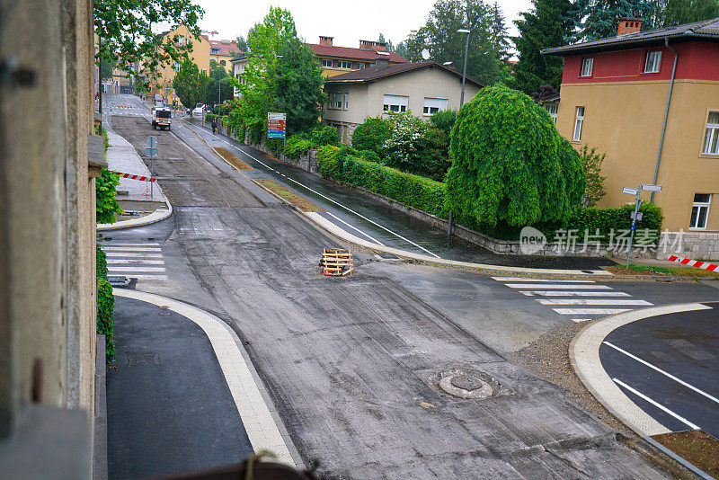 完成道路建设工程，街道为背景。斯洛文尼亚卢布尔雅那的道路建设工地。