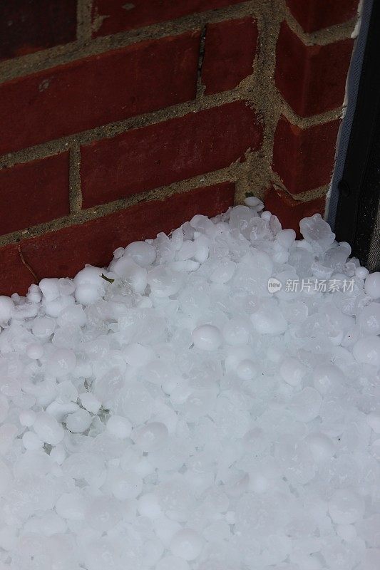 一场大冰雹过后，冰雹石堆积在一所房子的入口处
